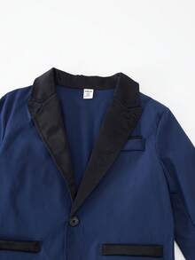 SHEIN Bộ vest nam 2 món/bộ vest vừa vặn, lịch lãm, phù hợp cho công việc, đám cưới, tiệc tùng, lễ kỷ niệm, biểu diễn. Chất liệu vải mềm mại và chắc chắn được lựa chọn, thoải mái và thân thiện với làn da. Áo khoác có họa tiết jacquard thêu bóng màu đen, thanh lịch và thời trang. Thiết kế đơn giản và rộng rãi, thời trang, có thiết kế túi ngực đơn giản, thời trang và rộng rãi. Nút chất lượng cao được lựa chọn, chịu nhiệt và chống mài mòn, có độ bóng mịn làm nổi bật nét quyến rũ khôn ngoan và trưởng thành. Bộ vest nam này là trang phục phải có cho bé trai lớn, thể hiện phẩm chất lãng mạn trưởng thành của quý ông. Phù hợp cho các buổi đi chơi công tác hàng ngày, lễ kỷ niệm, tụ tập bạn bè, tiệc tùng, tiếp khách, dạ tiệc, biểu diễn, sinh nhật, đám cưới, lễ tốt nghiệp, đám cưới, khách dự tiệc cưới, cậu bé đưa thư, cậu bé đeo nhẫn và mặc trong mọi mùa. - Màu xanh hải quân - Xem 3