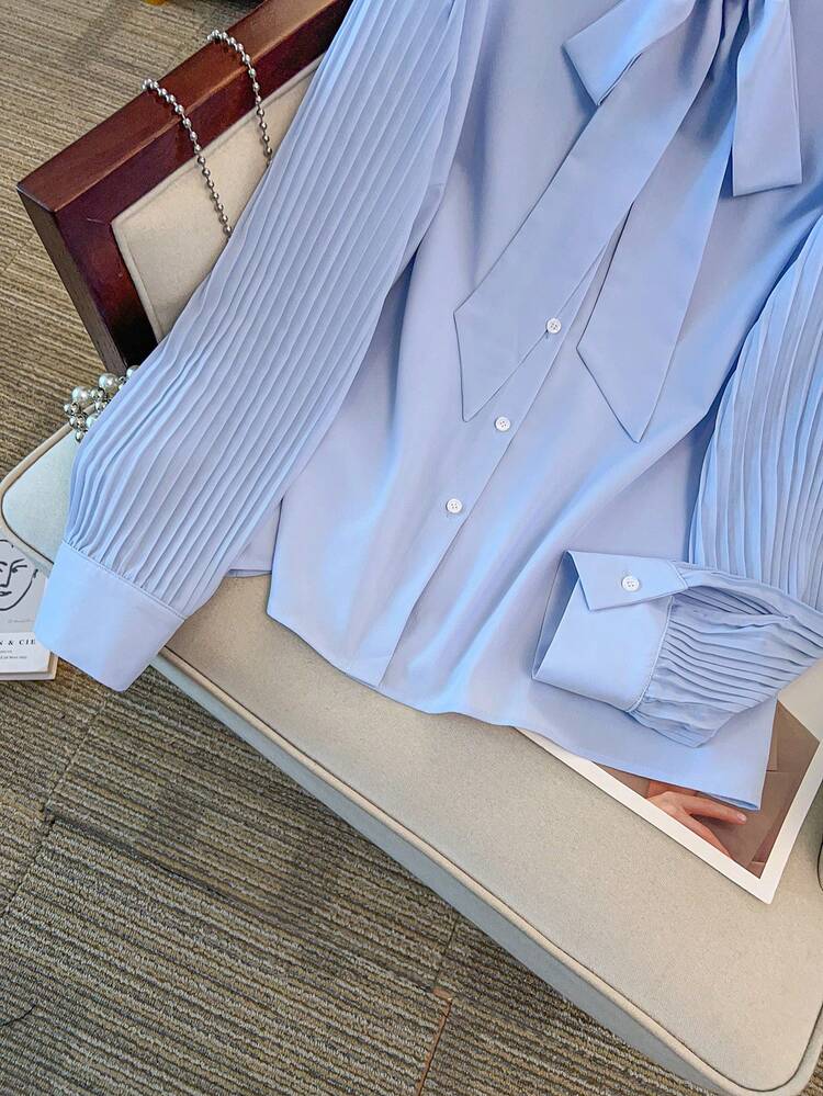 GlowEve CURVE プラスサイズ女性用 ベストセラー エレガントなちょう結びカラー 長袖シャツ、プリーツスリーブデザイン、無地シングルブレスト トップス、通勤、レイヤリング、カジュアルウェアに適しています - ブルー - 見る 5