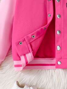 Elladie kids 返校季女童撞色罗纹领口、袖口和下摆，胸前绣有字母“A”，袖子印有英文图案，正面纽扣开合，粉色袖子搭配酒红色衣身的针织卫衣，棒球夹克，运动休闲校园风，适合春秋季节穿着，日常休闲户外装扮。