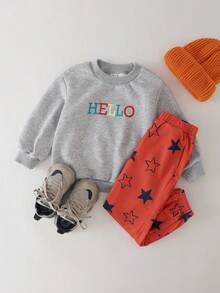 THE HAPPY LOOK Kleine Jungen Jogginghose mit Stern-Print, roter Strickstoff, elastische Taille, schräge Tasche, süßer, lässiger