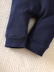 SHEIN 2 件套新生男婴秋季服装，针织领长袖上衣和纯色长裤套装 - 藏蓝色 - 查看 7