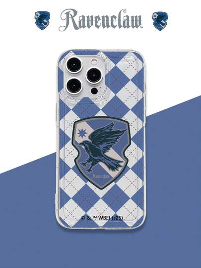 HARRY POTTER X SHEIN 透明软壳防摔气囊手机壳，印有《活下来的男孩》中智者学院的徽章，采用蓝色菱形格纹图案，展现英伦校园魔法风格，兼容iPhone和Galaxy手机，是《活下来的男孩》粉丝、青少年和学生的理想之选，日常使用和送礼皆宜。这款手机壳兼容iPhone 17/Air/17 Pro/17 Pro Max，为iPhone和Galaxy手机提供全面保护。