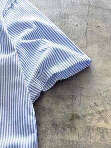AXEPEAK Camisa Azul Soltinha de Manga Curta Casual, Trama Simples e Abotoamento Único com Remendo de Letra para Homens - Azul Marinho - Visão 4