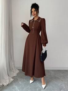 Al Najma 女士棕色长袖针织泡泡珍珠腰A字连衣裙，优雅后腰系带 - 棕色 - 查看 5