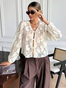 SHEIN Frenchy Nueva blusa elegante de encaje transparente de unicolor con cuello en V y lazo delantero de manga larga para mujer en otoño e invierno. Adecuada para uso diario, salir, vacaciones, otoño. Disponible en color albaricoque. - Albaricoque - Ver 7