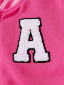 Elladie kids 返校季女童撞色罗纹领口、袖口和下摆，胸前绣有字母“A”，袖子印有英文图案，正面纽扣开合，粉色袖子搭配酒红色衣身的针织卫衣，棒球夹克，运动休闲校园风，适合春秋季节穿着，日常休闲户外装扮。