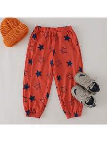 THE HAPPY LOOK Kleine Jungen Jogginghose mit Stern-Print, roter Strickstoff, elastische Taille, schräge Tasche, süßer, lässiger
