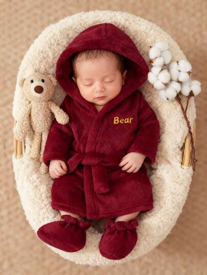 新生儿睡袍和婴儿鞋套装，字母图案设计，面料柔软舒适，适合儿童休闲穿着