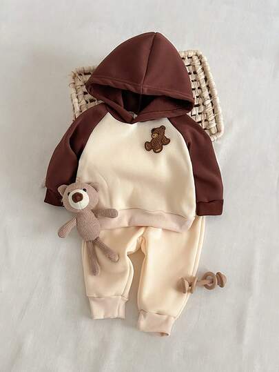 SHEIN 2pcs/Set Baby Boys' Raglan Sleeve HoodieT-Shirtt With Bear Print & Casual Pants Set, Vintage Korean Style Colorblock Fleece Pullover Top Paired With Elastic Waist Thick Warm Sweatpants, Suitable For Autumn/Winter Outings