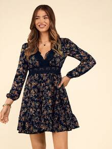 Coeurva Robe à manches lanternes avec encolure V, insert en dentelle et imprimé floral ditsy sur une coupe trapèze - Multicolore - Voir 7