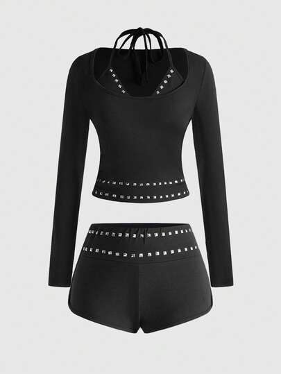 T-shirt ajusté avec rivets style "Y2K Baddie" assorti avec mini-shorts à taille basse