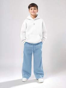 Bộ đồ thể thao phối hợp SUMWON dành cho tuổi teen, gồm áo hoodie và quần nỉ, có logo thương hiệu, thích hợp mặc thường ngày hoặc đi nghỉ mát. - Xanh và trắng - Xem 5