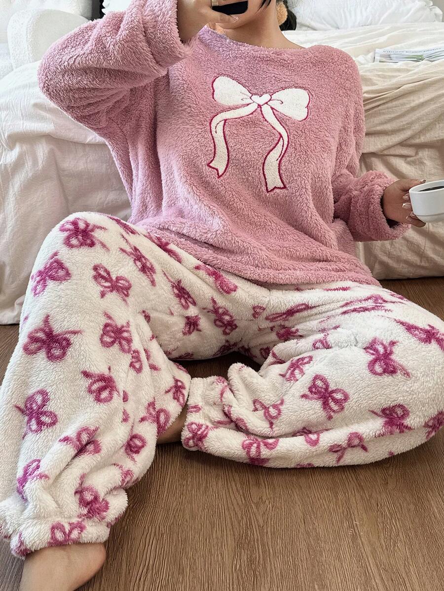 SHEIN 大码女式可爱蝴蝶结珊瑚绒睡衣套装，蓬松舒适的冬季服装 - 粉色 - 查看 1