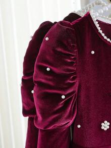 Glamorique Kids فستان بناتي من الأحمر البرغندي مخمل بياقة مستديرة وأكمام منتفخة قصيرة بتصميم A-line مزين باللؤلؤ، بياقة مستديرة من اللؤلؤ وأزرار قطرة دمعة، بطراز قصر ملكي فاخر، مناسب لرأس السنة والكريسماس والحفلات وفصول الربيع والخريف والشتاء - عنابي اللون - مشاهدة 7