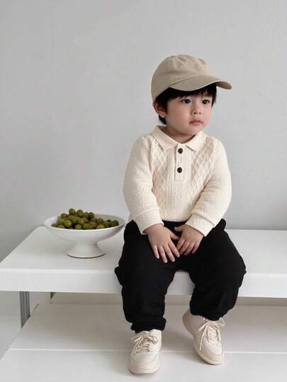 SHEIN 两件套男婴杏色软领针织长袖毛衣搭配纯黑色直筒裤，适合日常外出展现男性魅力，居家休闲享受舒适，校园漫步彰显青春活力，朋友聚会成为焦点。秋冬季婴儿休闲套装，中性色调，男女通用，适合秋冬季男婴穿着。
