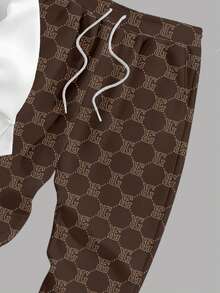 Manfinity Homme 男士字母与几何印花圆领长袖运动衫和抽绳腰裤休闲西装 - 彩色 - 查看 4