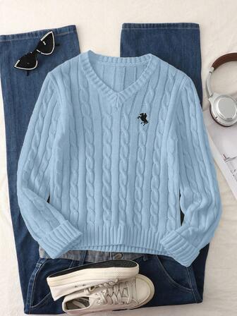 SHEIN Genkimix Kids 1 st klassisk kabelstickad pullover för kvinnor, V-ringad, smal passform, långärmad, stickad topp med normal tjocklek och svart hästbroderi, bekväm och mångsidig för vår/höst, vardagskläder