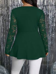 SHEIN Clasi Blusa para mujer talla grande con escote en V, frente retorcido, patchwork de encaje y ribete de volantes - Verde - Ver 2