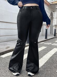 Rivivi Pantalones elásticos recubiertos para mujer talla grande, nuevos para otoño/invierno 2025, pantalones de cuero negro con bolsillos tipo motero, pantalones acampanados de cintura alta que estilizan la figura - Negro - Ver 3