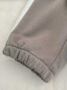 SHEIN 2 sztuki/zestaw chłopięcej bluzy casualowej, prostej i modnej, szarej, patchworkowej, białej, z okrągłym dekoltem i długim rękawem, w połączeniu z pasującymi szarymi spodniami dresowymi, odpowiedniej do noszenia na co dzień i do szkoły, na wiosnę i jesień