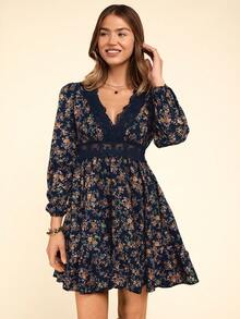 Coeurva Robe à manches lanternes avec encolure V, insert en dentelle et imprimé floral ditsy sur une coupe trapèze - Multicolore - Voir 6