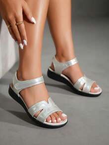 Sandalia para dama, efecto brillante, punta redonda, sin cordones, plataforma baja, estilo minimalista para verano y ocasiones casuales - Beis - Ver 2
