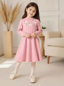 SHEIN Vintaside Kids Nouvelle robe pull tricotée décontractée à col montant, taille brodée, manches à la mode avec broderie. Parfaite pour les fêtes, les sorties, les vacances et le port quotidien en automne et en hiver.