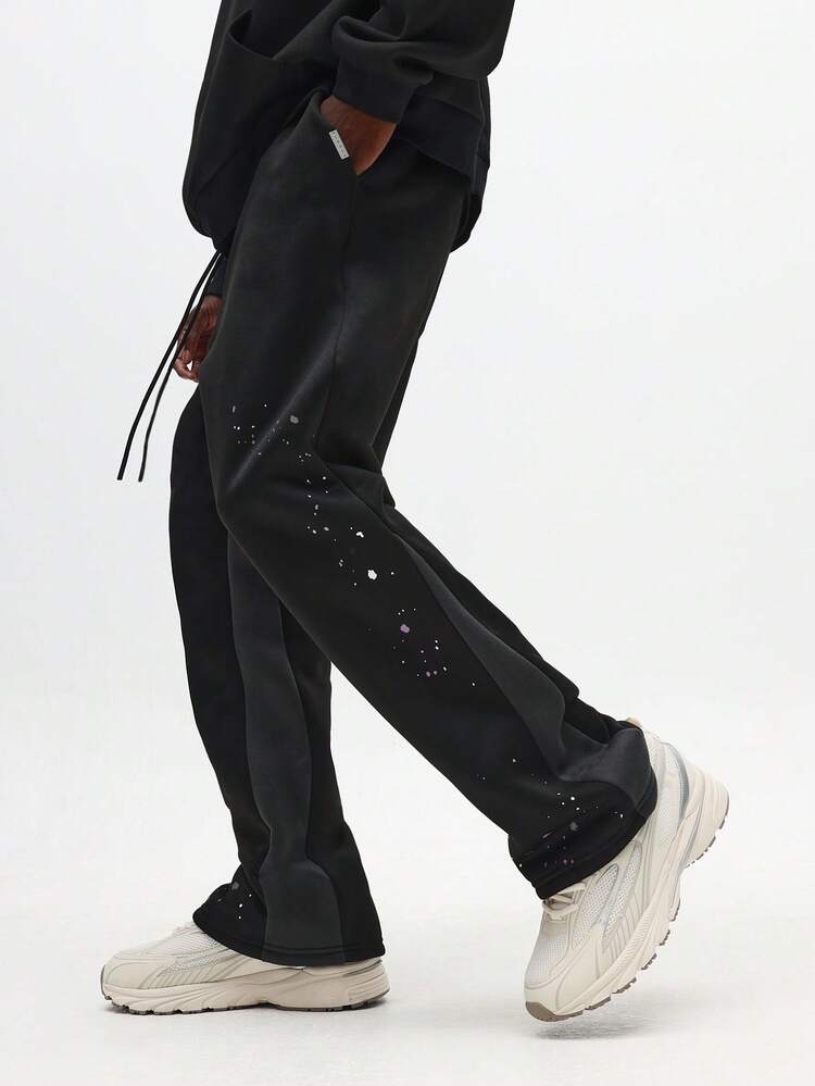 Locker geschnittene Fleece-Jogginghose mit Farbspritzern