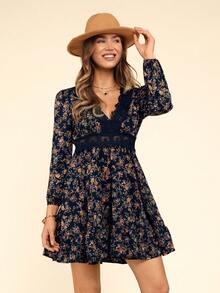 Coeurva Robe à manches lanternes avec encolure V, insert en dentelle et imprimé floral ditsy sur une coupe trapèze - Multicolore - Voir 2
