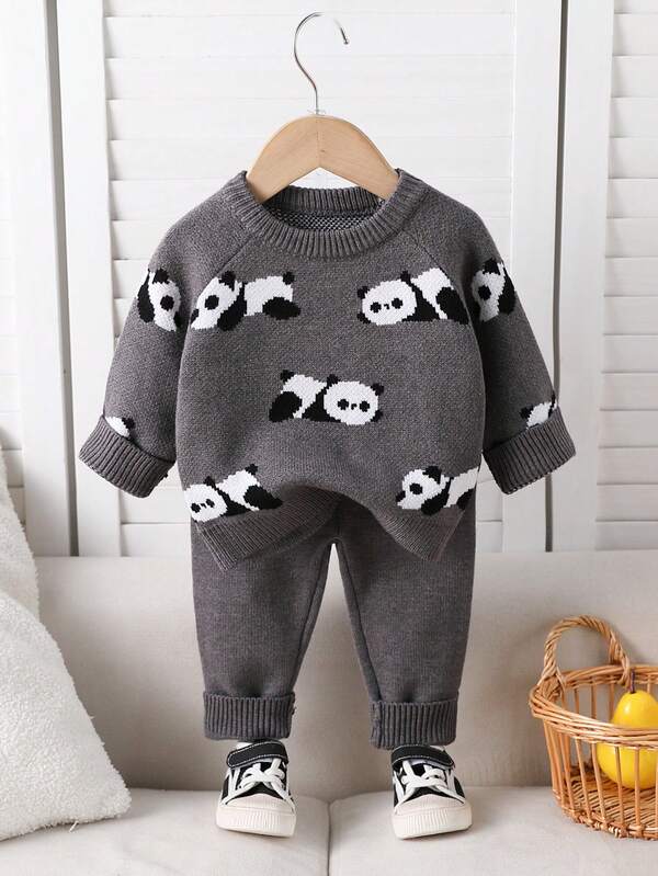 Souflis Souflis طقم كاجوال من البلوزة ذات الأكمام الراجلان والبنطلون المحبوك بطبعة الباندا للأطفال الصبيان، خريف/شتاء