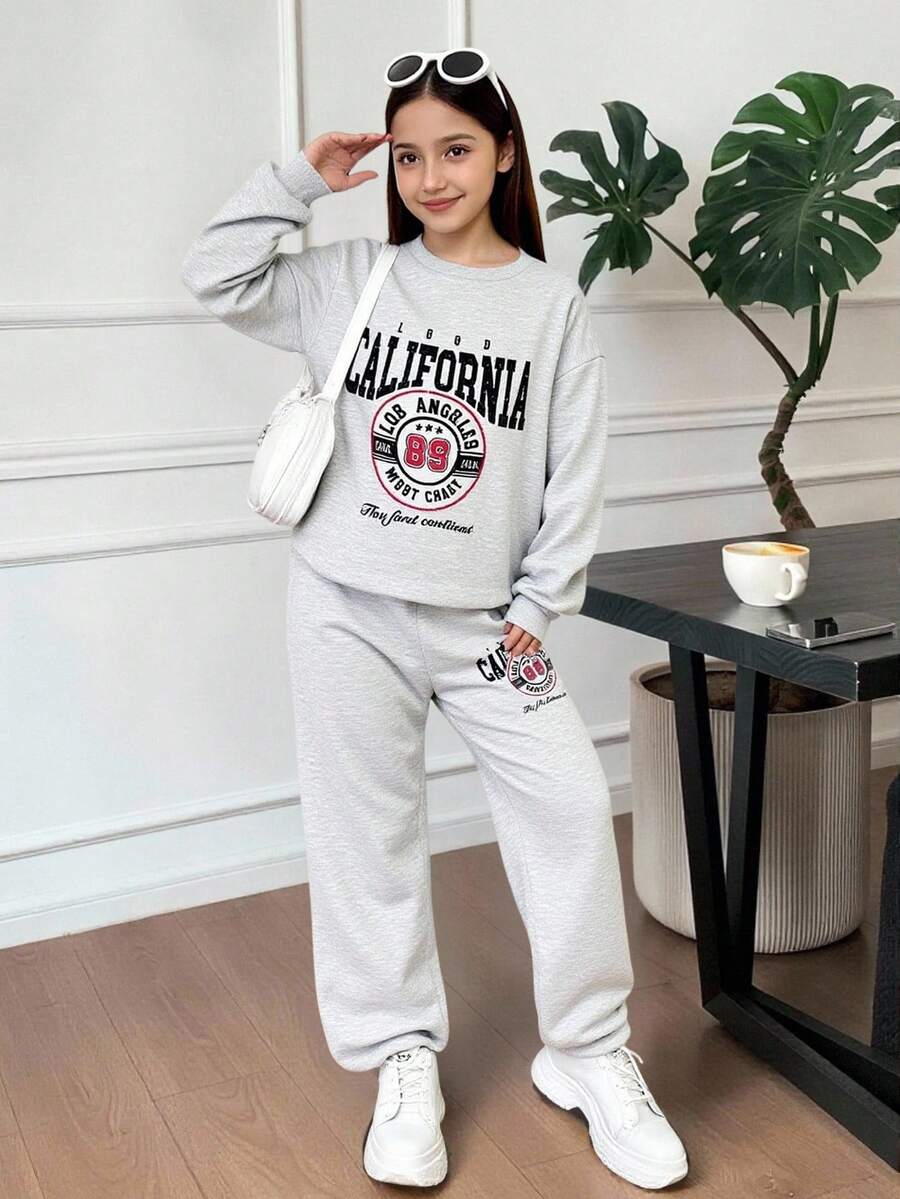 SHEIN Tween Girl 舒适休闲简约标语印花超大圆领长袖连帽衫和修身运动裤套装,适合居家和户外穿着,灰色服装 - 淺灰色 - 查看 1