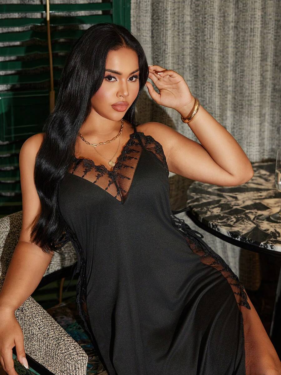 SilkySpell 加大码性感细肩带睡袍，柔软面料，蕾丝刺绣拼布，侧开衩 - 黑色 - 查看 1