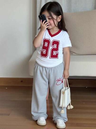 SHEIN 2pcs Infant & Toddler Girl Sports Casual Burgundy Digit Print Contrast White V-Neck Tee And Floral Grey Print Pants Set, Suitable For Daily Wear, Game Watching, Streetwear Toddler Summer Clothes