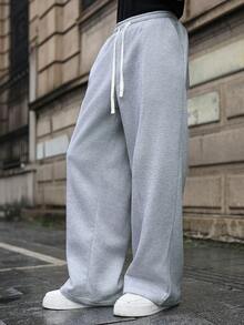 Manfinity EMRG 男士休闲宽松运动裤，适合日常休闲穿着、周末出游、朋友聚会、旅行等轻松的社交活动。这款裤子是男士衣橱中必备的百搭单品，也是送给男朋友或老公的绝佳礼物。 - 灰色 - 查看 3