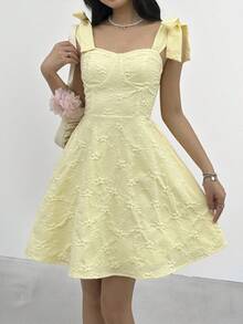 少女休闲简约舒适露背系带腰部蝴蝶结细节贴身黄色茶会连衣裙