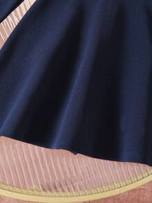 Emery Rose Kids Emery Rose Kids Váy dài tay trang trí nút màu xanh navy tối giản dễ thương cho bé gái, váy thu đông cho bé màu xanh navy cho bé mùa đông - Màu xanh lam - Xem 13