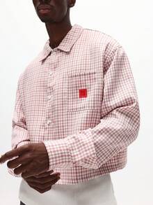 SUMWON Áo sơ mi caro dài tay dáng crop fit có túi vá màu đỏ, cài nút thường ngày - Hồng - Xem 4