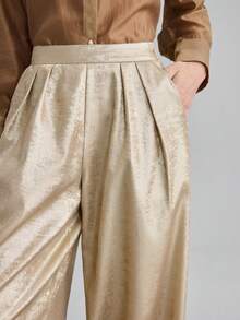 Ontre Trang phục nữ thanh lịch cao cấp cho phong cách thường ngày và công sở hiện đại trong mùa Thu/Đông 2025, Phong cách tinh tế giản dị, Trang phục công sở chất lượng cao, Thời trang sân bay, Trang phục du lịch, Đồ thiết yếu đa năng cho bốn mùa, Trang phục dự tiệc và Giáng sinh, Quần ống rộng phủ vải vàng bóng - Vàng - Xem 7