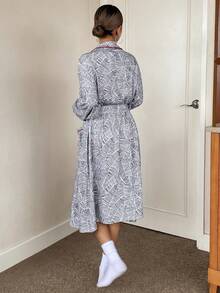 DAZY Women's Graffiti Line Pattern Contrast Trim Robe - Grey - View 2