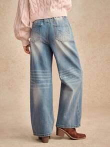 青少年女孩牛仔裤，百搭款式，蝴蝶刺绣设计，复古水洗阔腿牛仔裤，女孩必备的时尚单品 - 中等水洗藍 - 查看 2