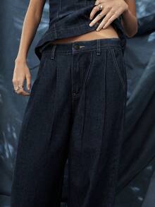 Nöista 这些结构感百褶牛仔裤以优雅、剪裁合身的廓形重新定义了女性秋冬服装。深色水洗和蓬松感使其成为提升秋季造型的理想之选。 - 藏蓝色 - 查看 11