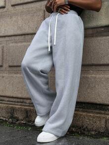 Manfinity EMRG 男士休闲宽松运动裤，适合日常休闲穿着、周末出游、朋友聚会、旅行等轻松的社交活动。这款裤子是男士衣橱中必备的百搭单品，也是送给男朋友或老公的绝佳礼物。 - 灰色 - 查看 7