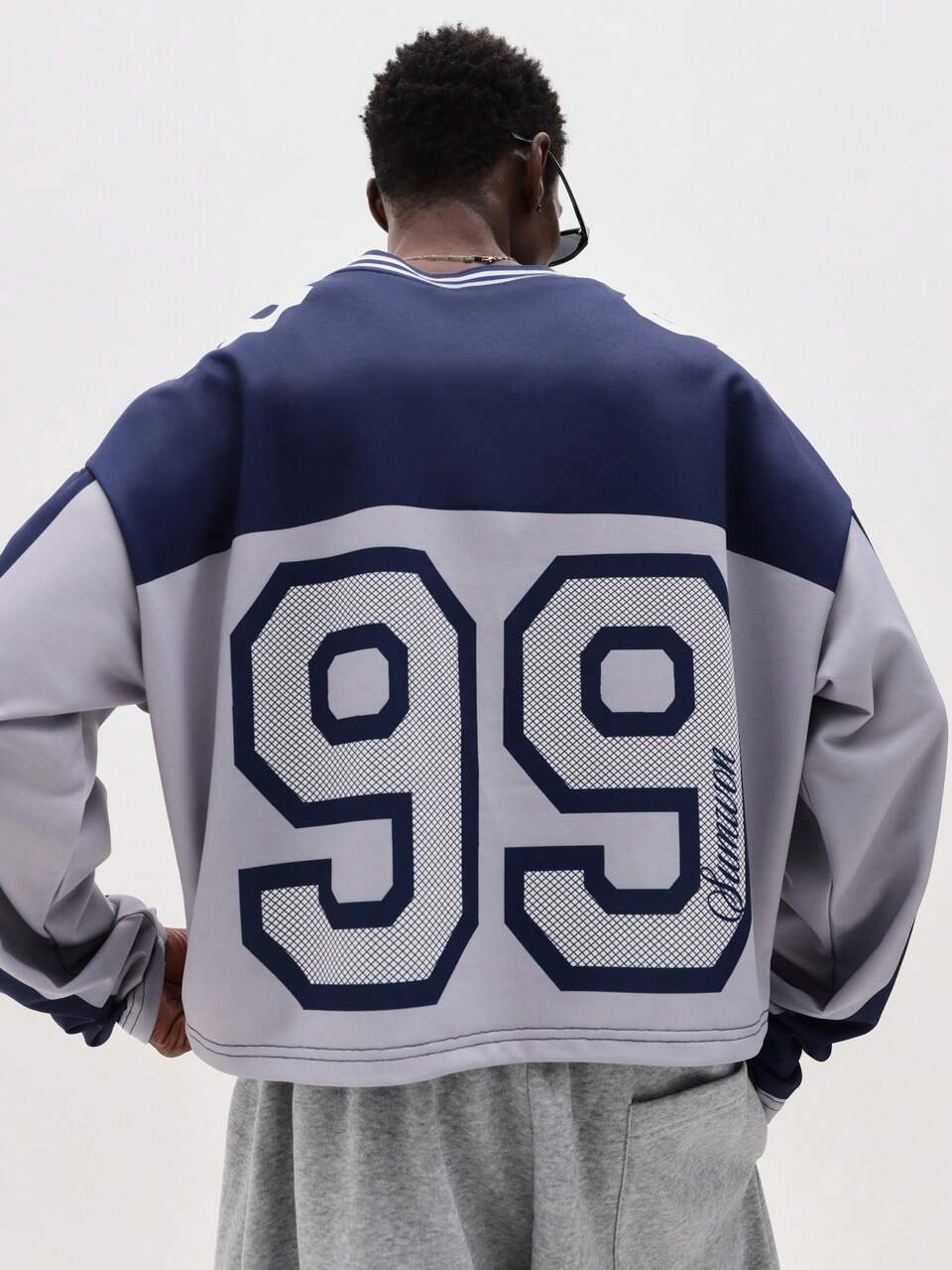 Maglia a maniche lunghe con scollo a V e stampa numerica