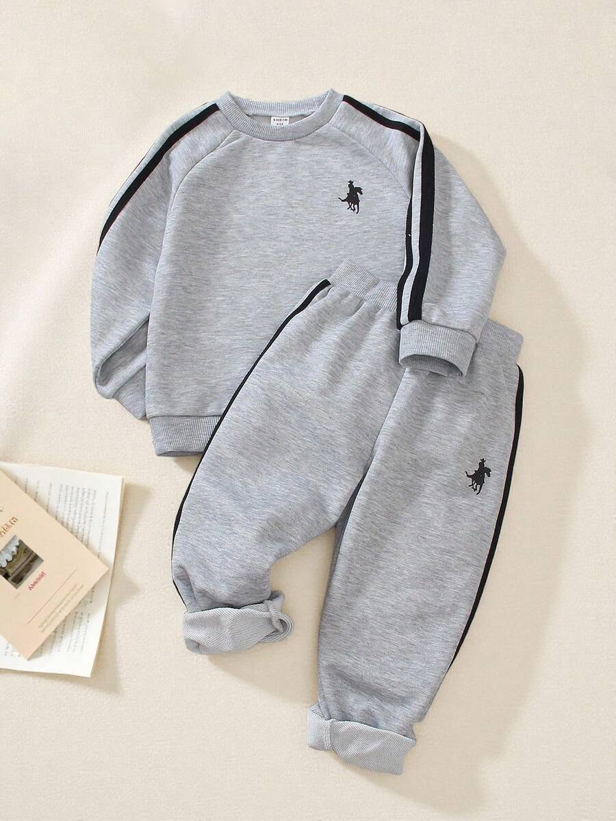 SHEIN Genkimix Kids 2 件套男童套装，休闲百搭拼接黑色条纹插肩袖灰色套头衫和运动裤组合，小男孩服装/幼儿男孩秋季服装 - 灰色 - 查看 1