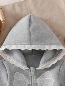 SHEIN 女嬰灰色秋季可愛連帽運動衫外套 蝴蝶結印花設計 附口袋與荷葉邊飾 時尚返校外套 - 灰色 - 查看 5