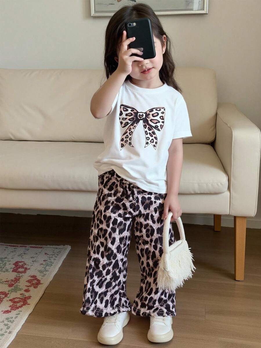 SHEIN 2件套女婴豹纹蝴蝶结图案短袖T恤和喇叭裤套装，休闲舒适，时尚百搭，适合夏季场合