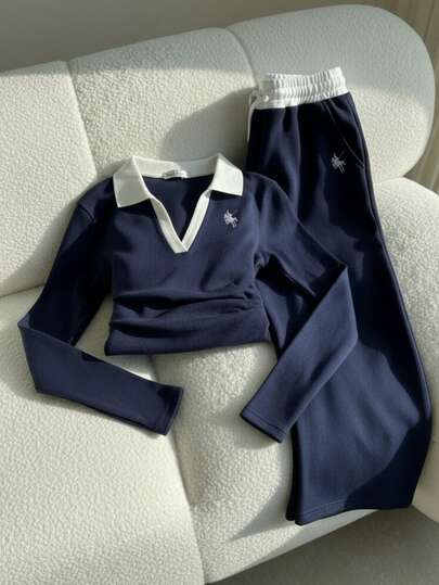 Conjunto informal de niña adolescente con camiseta de cuello con volantes de color contrastante con estampado de caballero y pantalones de pierna ancha