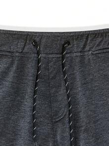 Manfinity Homme 男士深灰色七分运动裤，面料印有独特的万圣节面具图案，休闲穿着的理想之选。男士设计师运动裤，男士字母印花弹力裤。 - 深灰色 - 查看 5