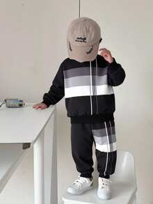 SHEIN مجموعة بلوزة وبنطلون رياضي بأكمام طويلة وياقة مستديرة للأطفال والرضع الصبية بتصميم مريح وطباعة شريطية كلاسيكية، مناسبة للخريف والشتاء، قطعتان