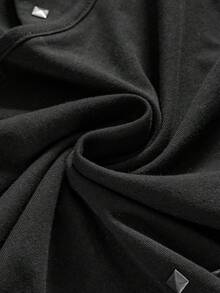 ROMWE Y2K Baddie Rivet Fitted T-Shirt Paired With Mini Low-Waist Shorts - Black - View 4